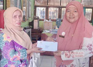 Titik Restuningsih Bagikan PIP di SDN Klego