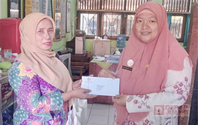Titik Restuningsih Bagikan PIP di SDN Klego