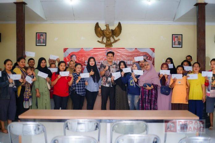 Danu Ikhsan Serahkan PIP Aspirasi Mbak Puan Untuk Warga Desa Panjunan