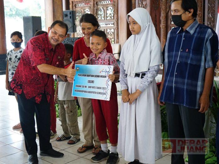 Wajib Belajar 9 Tahun, Pemkab Semarang Beri Beasiswa Siswa Kurang Mampu