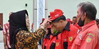 Etik Suryani Bagikan Seragam Baru untuk 500 Jukir