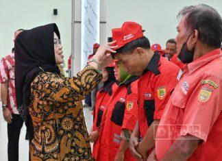 Etik Suryani Bagikan Seragam Baru untuk 500 Jukir