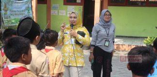 Menuju Zero Stunting, Mbak Etik Gelontorkan Susu dan Telur di SDN Mulyorejo