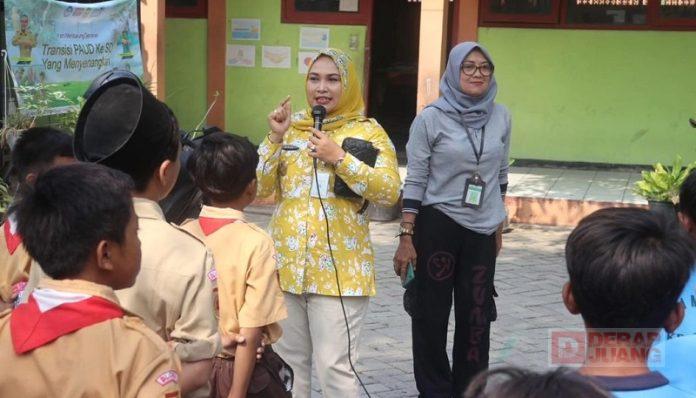 Menuju Zero Stunting, Mbak Etik Gelontorkan Susu dan Telur di SDN Mulyorejo