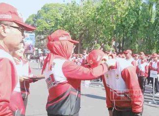 Sri Sumarni Lepas Kontingen PORPROV, Targetkan Raih 100 Medali Emas