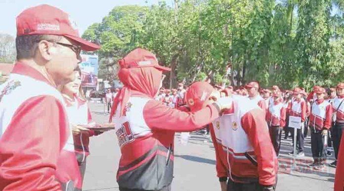 Sri Sumarni Lepas Kontingen PORPROV, Targetkan Raih 100 Medali Emas