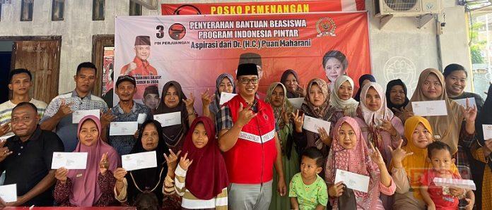Saiful Abidin Distribusikan PIP Langsung Kepada Wali Murid di Daerah Binaannya