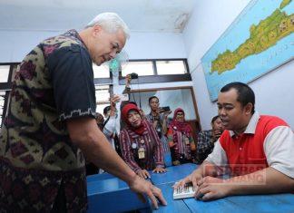 Ganjar Didampingi Gibran Kunjungi Panti Sosial di Surakarta