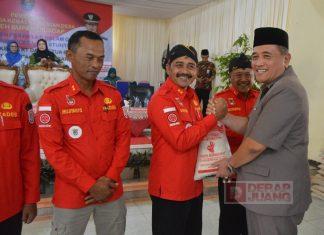 Taufik Bagikan Beras Fortifikasi untuk Warga Bantarsari