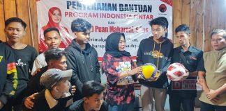 Nike Yunita Beri Bantuan Bola untuk Pemuda Karangpucung