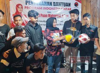 Nike Yunita Beri Bantuan Bola untuk Pemuda Karangpucung