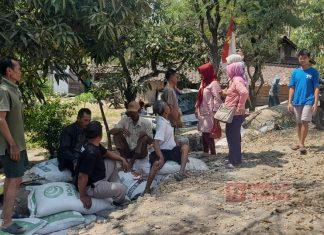 Kebakaran di Desa Sugihmanik, Triana Berikan Bantuan Kepada Korban