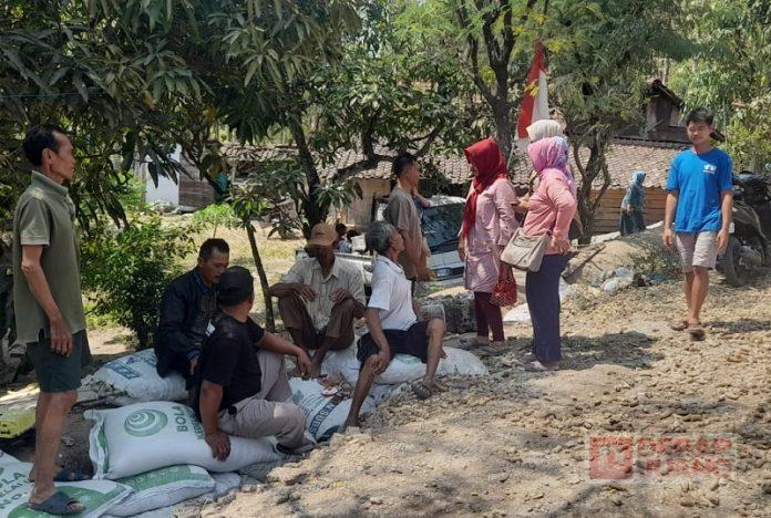 Kebakaran di Desa Sugihmanik, Triana Berikan Bantuan Kepada Korban