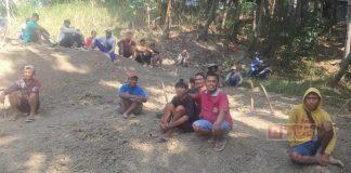 Suloso Maksum Gotong Royong Bantu Pembangunan Lapangan Voli di Desa Bago