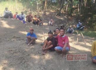 Suloso Maksum Gotong Royong Bantu Pembangunan Lapangan Voli di Desa Bago