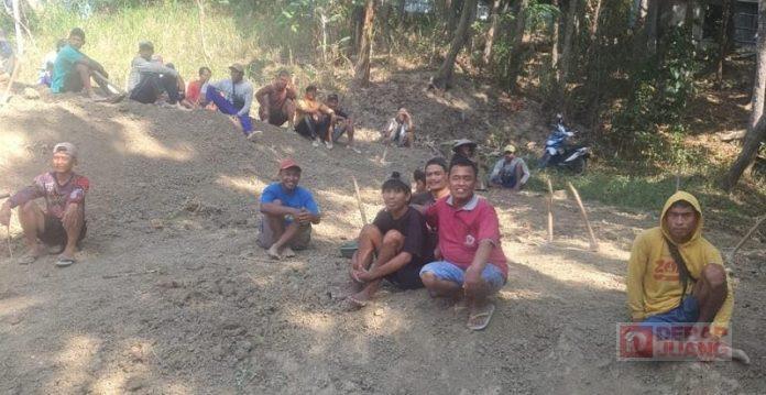 Suloso Maksum Gotong Royong Bantu Pembangunan Lapangan Voli di Desa Bago