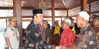 Husein Berikan Tali Asih untuk 88 Mantan Anggota Satlinmas