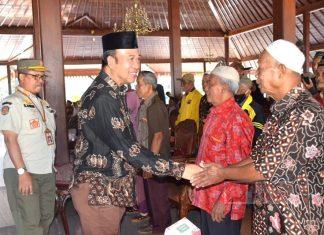 Husein Berikan Tali Asih untuk 88 Mantan Anggota Satlinmas