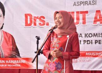 Ristawati Serahkan Bantuan BSPS Aspirasi dari Utut Adianto