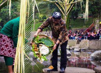 Husein Pimpin Tradisi Grebeg Suran di Baturraden