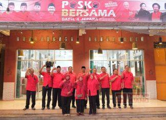 Gerakkan Mesin Partai, Andang Bagikan Alat Kampanye ke Seluruh Posko Bersama