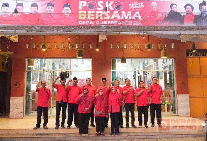 Gerakkan Mesin Partai, Andang Bagikan Alat Kampanye ke Seluruh Posko Bersama