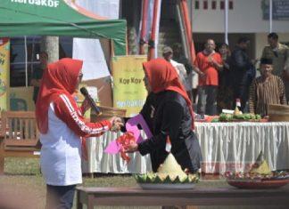 Bu Tiwi Serahkan Ambulans Siaga untuk Warga Kalialang