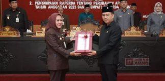 Bu Tiwi Serahkan 5 Raperda untuk Dibahas Bersama DPRD