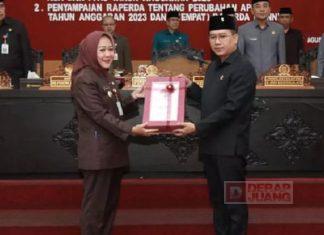 Bu Tiwi Serahkan 5 Raperda untuk Dibahas Bersama DPRD