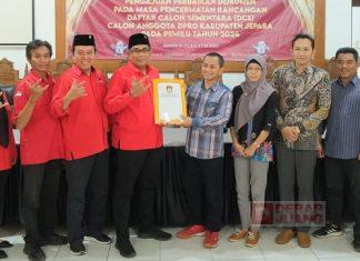 Andang Bersama DPC Partai Serahkan Berkas Bacaleg ke KPU Jepara