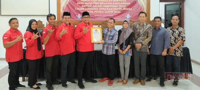 Andang Bersama DPC Partai Serahkan Berkas Bacaleg ke KPU Jepara