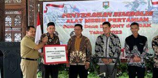 Dorong Modernisasi Pertanian, Ngesti Serahkan Alsintan ke Gapoktan