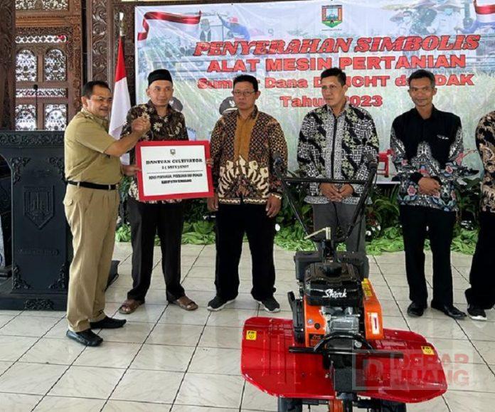 Dorong Modernisasi Pertanian, Ngesti Serahkan Alsintan ke Gapoktan