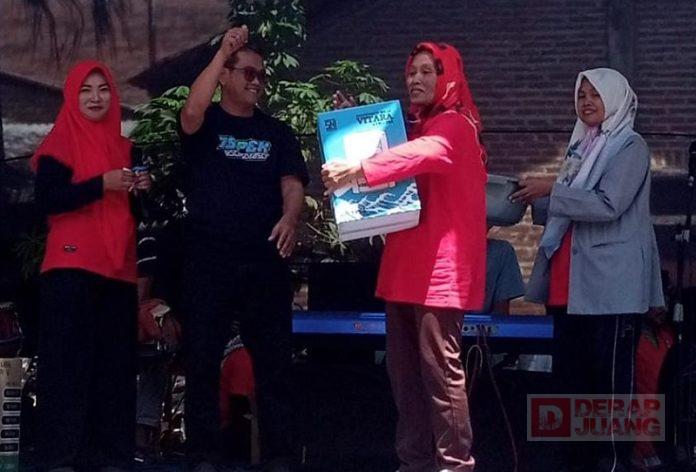 Bagikan Doorprize, Tri Budi Meriahkan Gelaran HUT RI di Tegalsambi