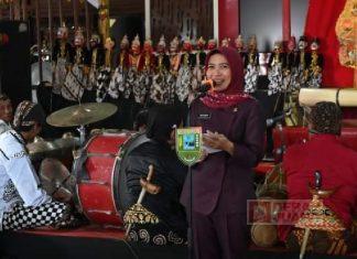 Ristawati Buka Pagelaran Wayang Golek di Pendopo Kabumian