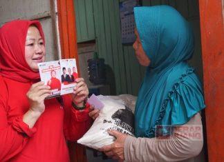 Suhartini Giat Bagikan Sembako dan Kenalkan Ganjar ke Warga Binaanya