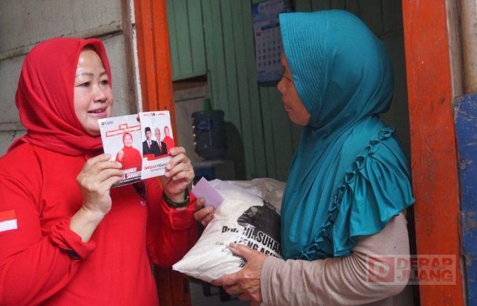 Suhartini Giat Bagikan Sembako dan Kenalkan Ganjar ke Warga Binaanya