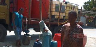 Peduli Kekeringan, Bibi Hastusi Distribusikan Air Bersih di Desa Gabusan