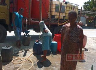 Peduli Kekeringan, Bibi Hastusi Distribusikan Air Bersih di Desa Gabusan