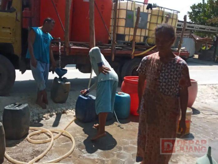 Peduli Kekeringan, Bibi Hastusi Distribusikan Air Bersih di Desa Gabusan