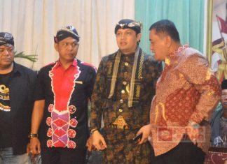 Taufik Sapa Warga Cisuru dalam Pagelaran Wayang Kulit