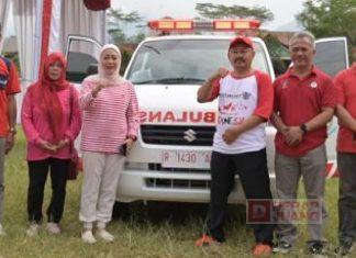 Bu Tiwi Serahkan Fasilitas Ambulans Siaga di Sumampir