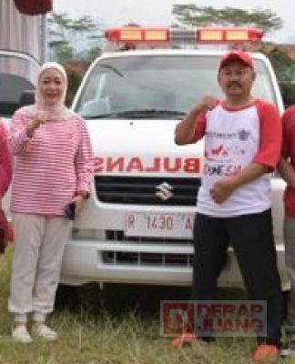Bu Tiwi Serahkan Fasilitas Ambulans Siaga di Sumampir