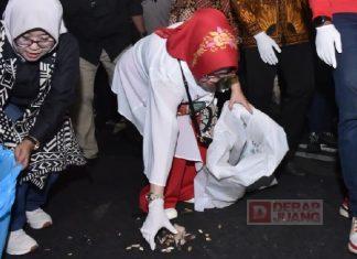 Aksi Etik Punguti Sampah Usai Pantau Panggung Hiburan