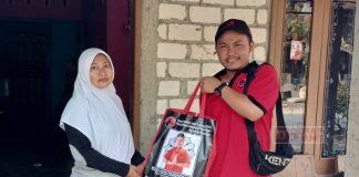 Moch Adhi Bagikan Sembako dan Kenalkan Ganjar ke Warga Desa Binaannya