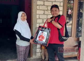 Moch Adhi Bagikan Sembako dan Kenalkan Ganjar ke Warga Desa Binaannya