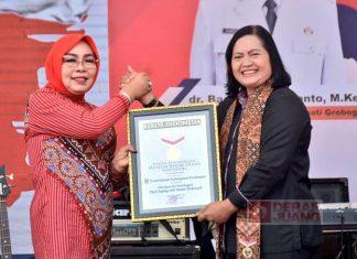 Sri Sumarni Apresiasi Raihan MURI Memipil Jagung Terbanyak