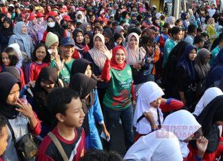 Semarak Penutupan HUT RI, Tri Yuli Lepas Keberangkatan Peserta Jalan Sehat