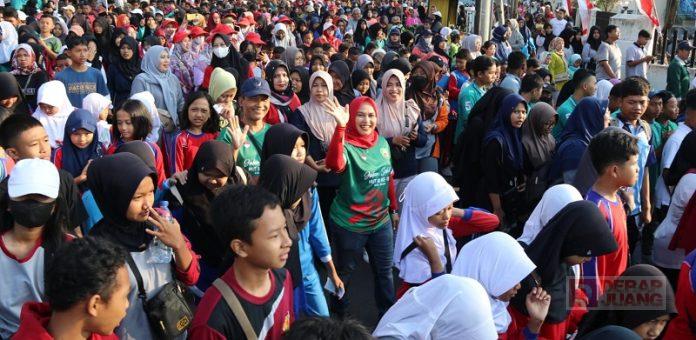 Semarak Penutupan HUT RI, Tri Yuli Lepas Keberangkatan Peserta Jalan Sehat