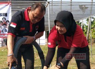 Agung Satria dan Ariyesti Salurkan Bantuan Air Bersih di Banyurip Pekalongan